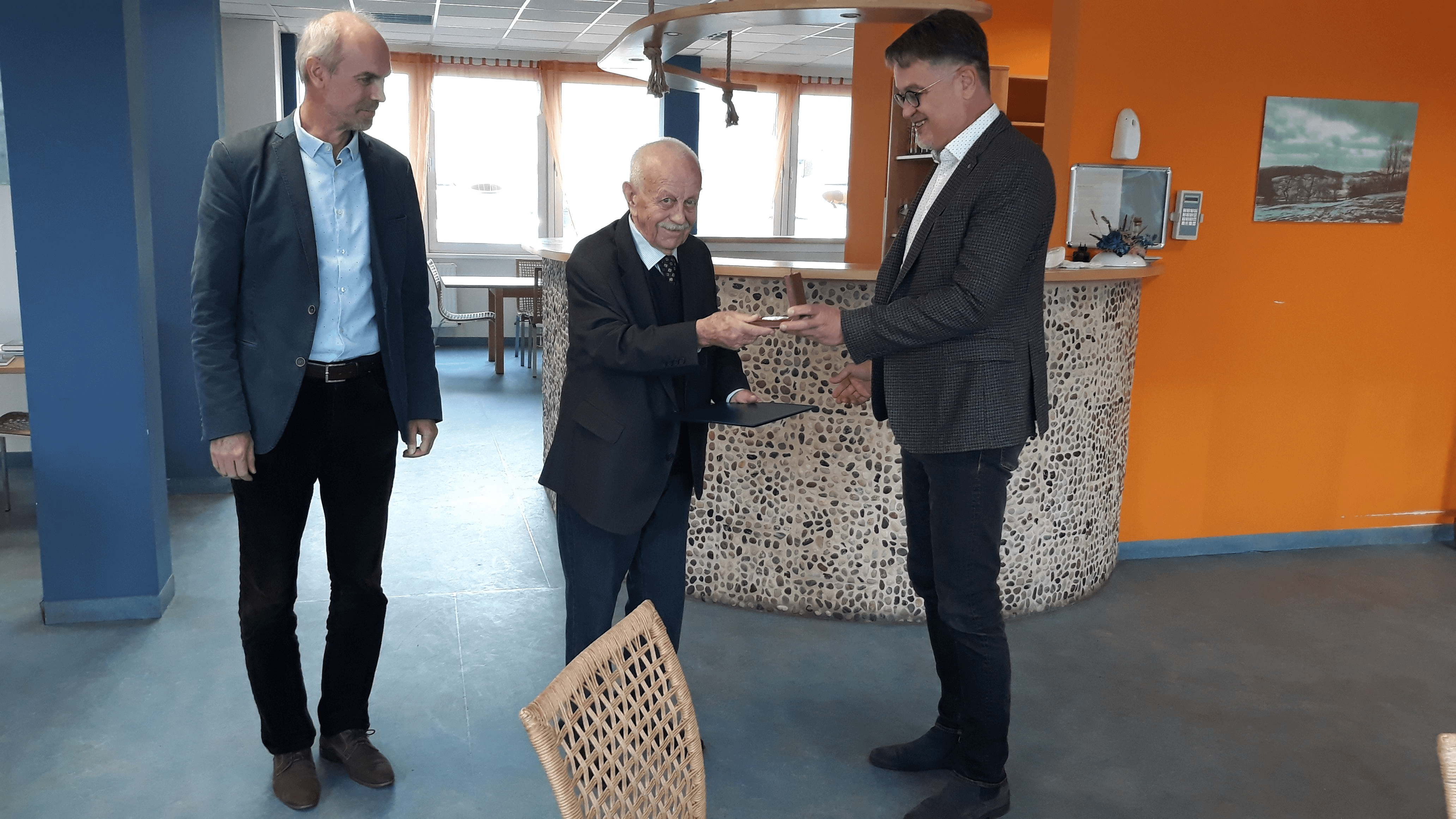 RNDr. Lubomír Klimek, ředitel Geotestu, předává Otto Horskému Zlaou medaili AQZ. Vlevo doc. RNDr. Pavel Pospíšil, PhD. z VŠB – TUO Ostrava, na jednání zastupující ČAIG.